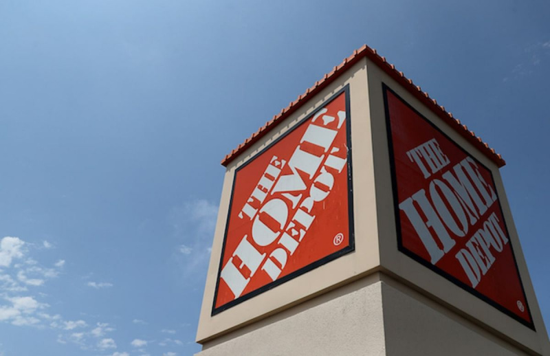 Home Depot unter Beschuss, nachdem sein Mitbegründer gelobt hat, für Trumps Wiederwahlangebot zu spenden
