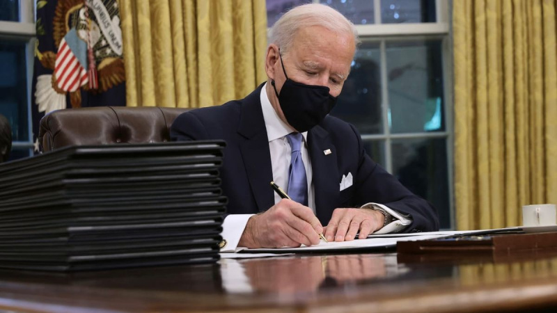 Biden firma ordini esecutivi per invertire le politiche sulla firma di Trumps