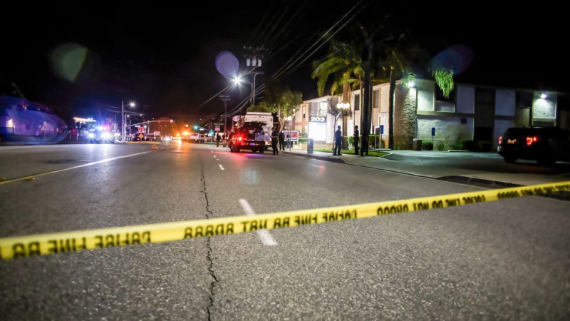 A polícia isola com fita isolante o prédio onde ocorreu o tiroteio.