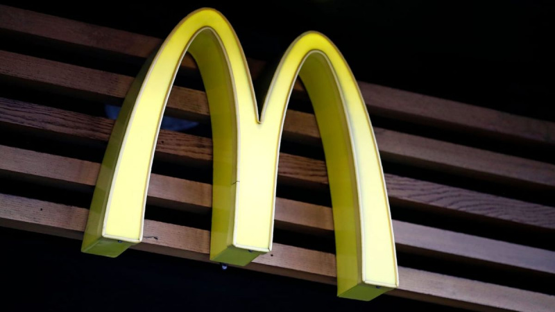 Logo McDonalds znajduje się nad oddziałem restauracji fast food w centrum Londynu.