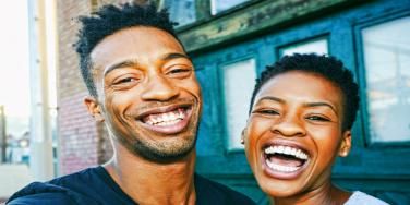 10 Daoine gu math èibhinn a ’toirt geàrr-chunntas air na #RelationshipGoalsInThreeWords aca