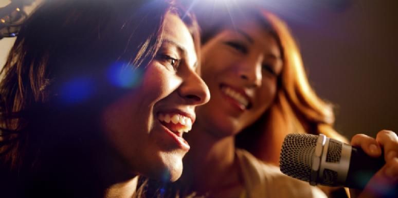 50 bästa Lip Sync-låtar för att få det att se ut som om du dödar det på mikrofonen