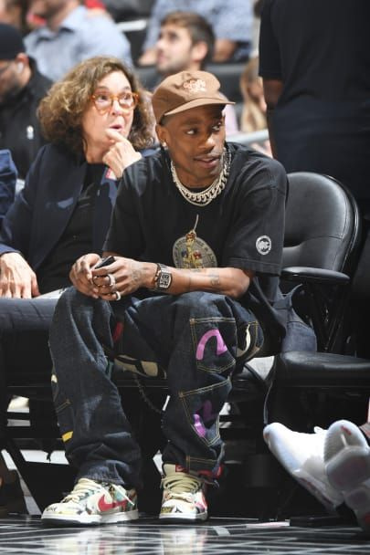 Travis Scott indossa la collaborazione con Evisu Denim